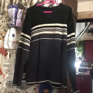 Sargent unisex sweater, warm and comfy.